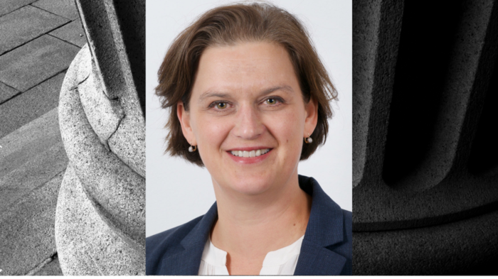 Photo of Inger Skjelsbæk set against backdrop of a column