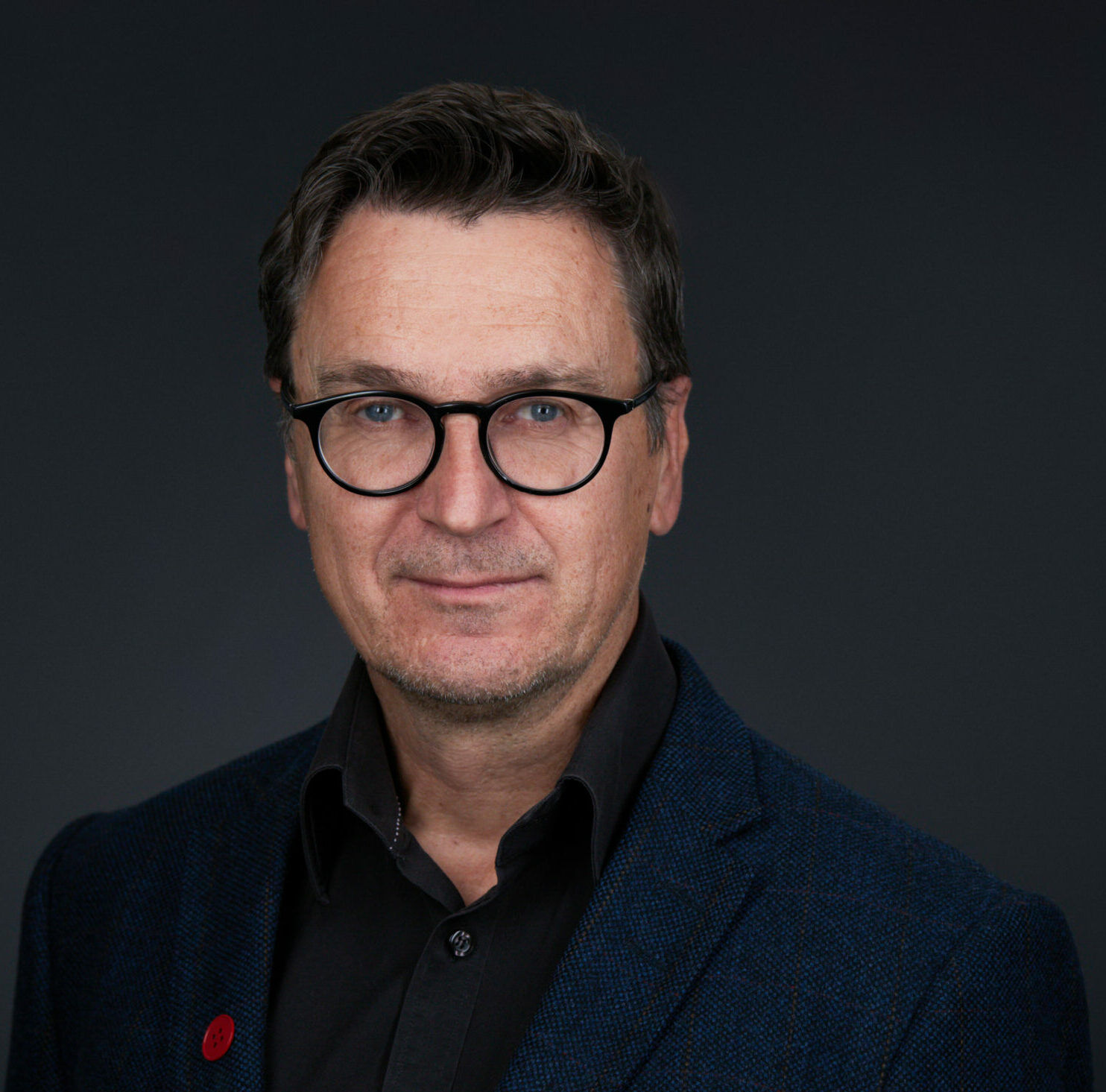 Sosiolog Arnfinn Jomar Andersen modererer samtalen med Niels Nyegaard om boka. 
