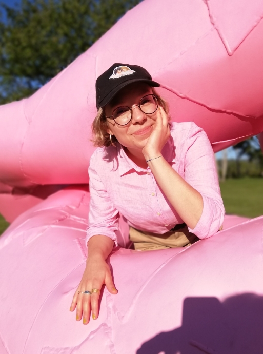 Smilende forsker poserer med rosa skulptur