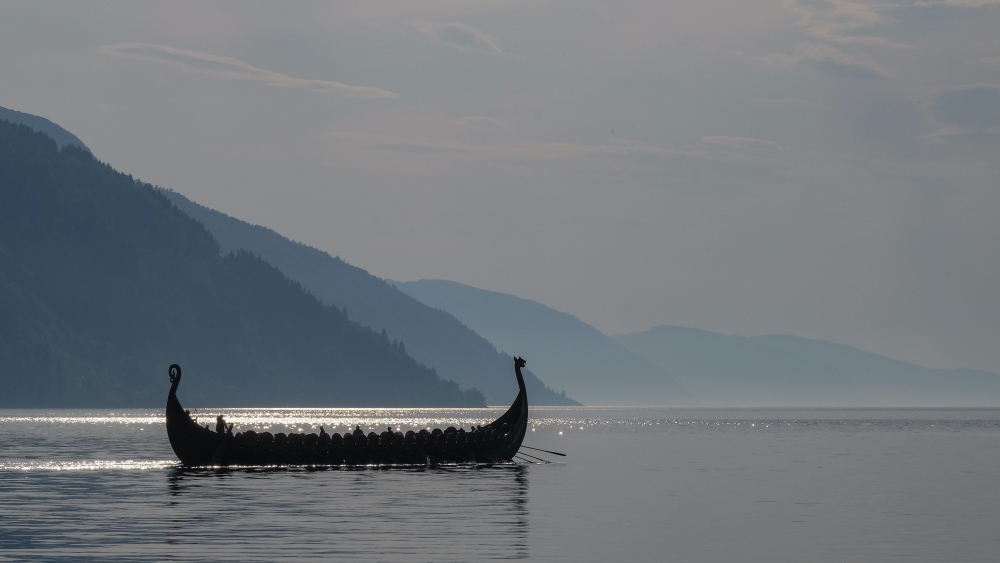 Et vikingskip på en fjord