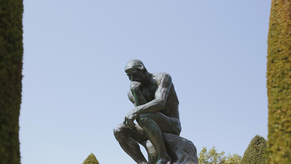Skulptur av den tenkende mannen